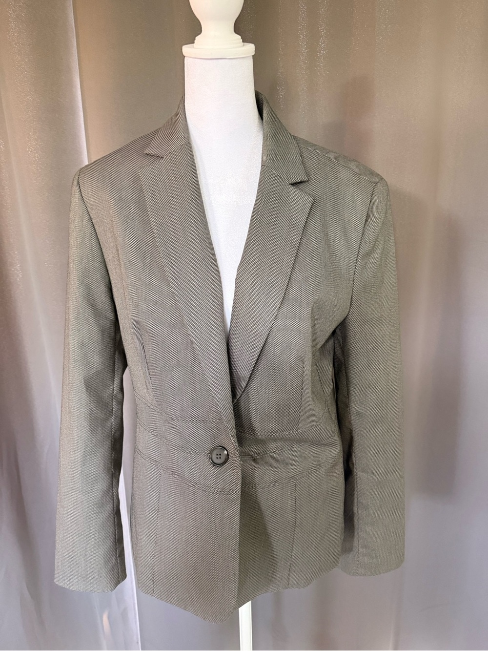 Jones New York Women's Single-Button Herringbone Blazer in Light Taupe